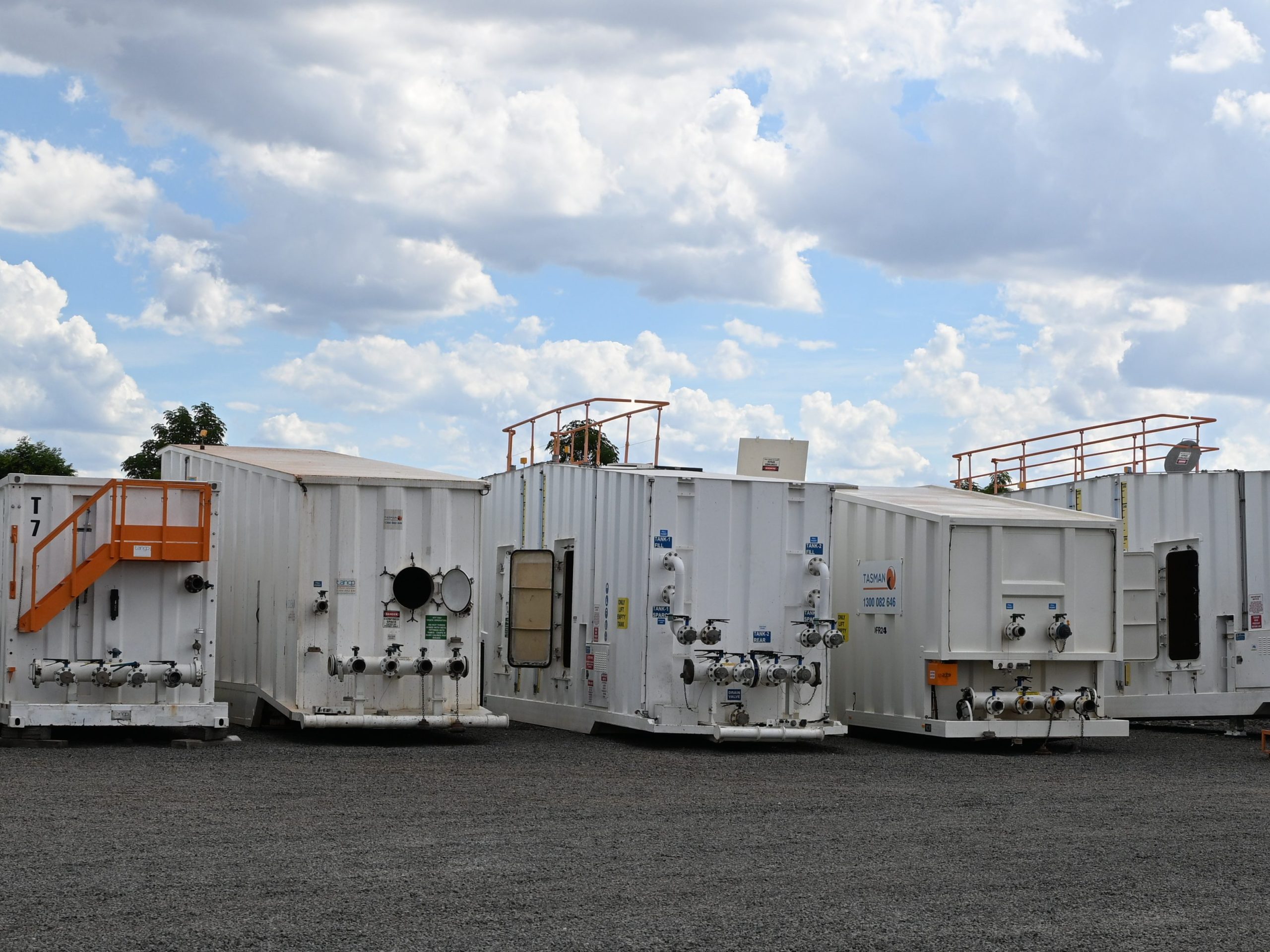 Frac tanks configured for flowback operations and solids management in oil and gas wells