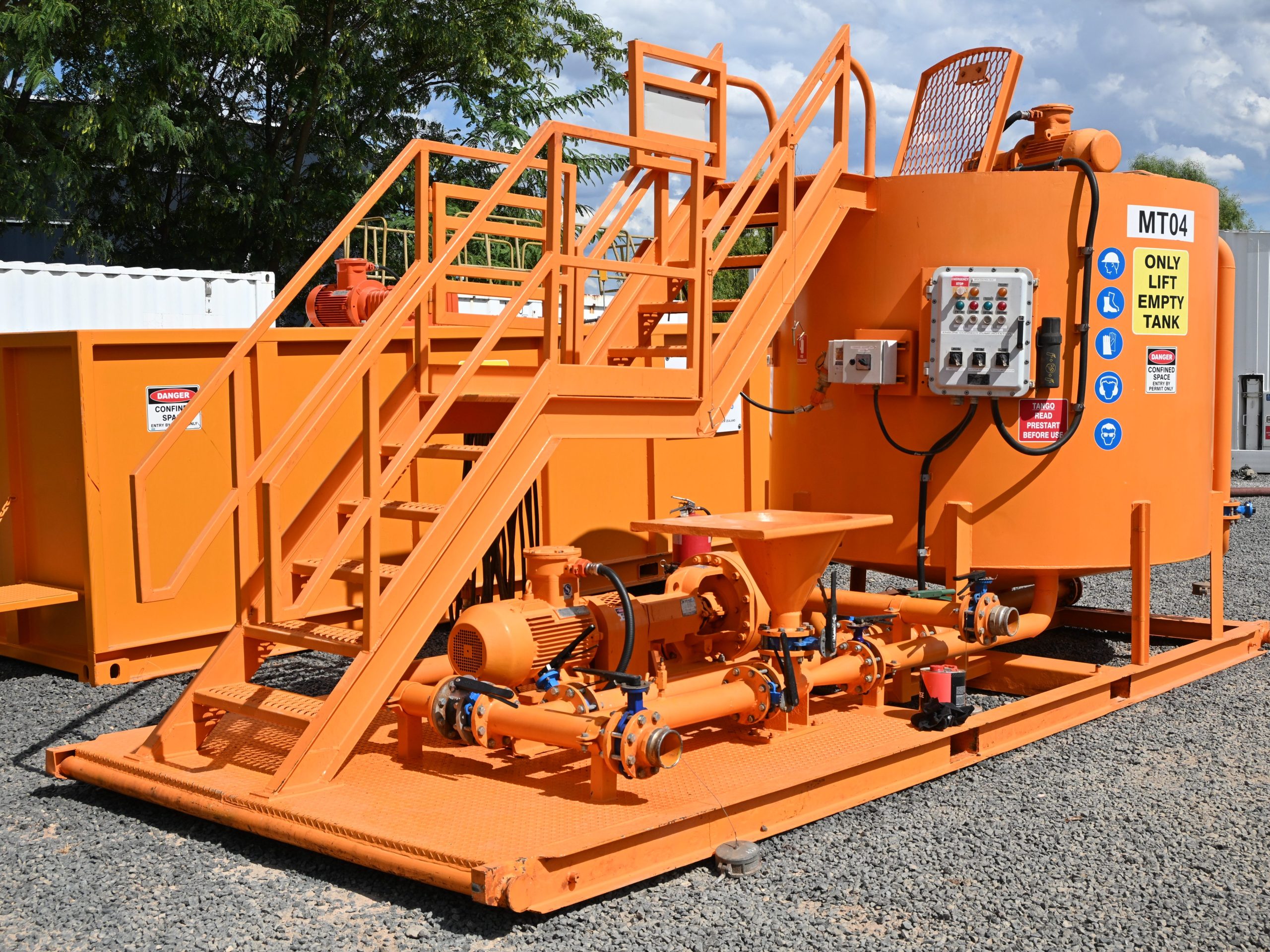 Fluid transfer, circulation, and tank-to-tank manifolding systems for integrated wellsite operations.